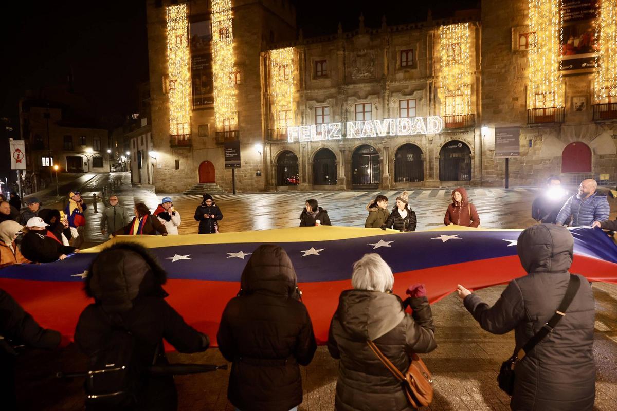 EN IMÁGENES: Los venezolanos residentes en Asturias salen a la calle en Gijón, tras la caída de Maduro