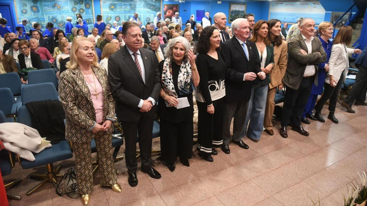 A la izquierda, la esposa del alcalde de Oviedo, Marta Suárez, junto a Alfredo Canteli y otras autoridades que asistieron al acto.