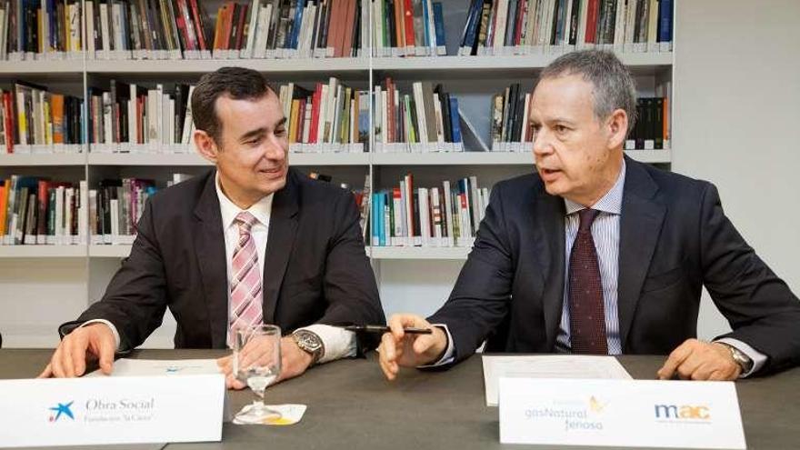 El director de CaixaBank en Galicia y el delegado de Fenosa, en la firma.
