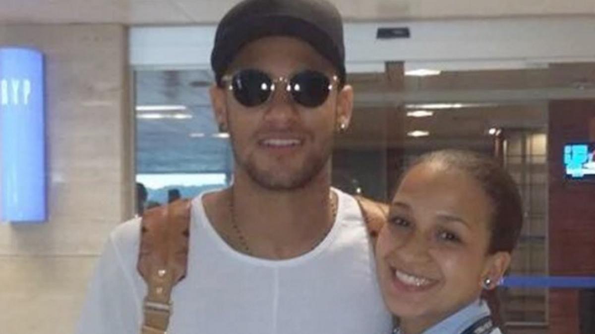 Neymar se fotografió con algunos fans en el aeropuerto de Guarulhos
