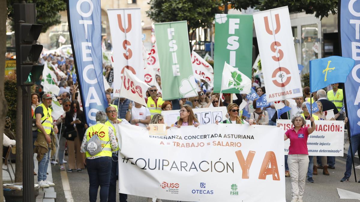 VÍDEO: Así fue la multitudinaria manifestación de los trabajadores de la concertada en Oviedo: "Nos sentimos abandonados"