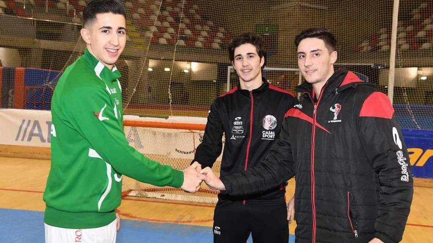 Carlo di Benedetto da la mano a sus hermanos Bruno y Roberto antes del primer partido que les enfrentó, él en el Liceo y ellos en el La Vendeenne.