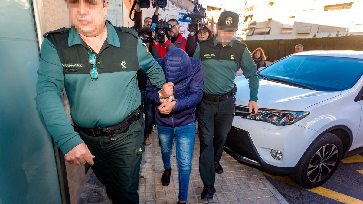 La Guardia Civil conduce al juzgado de La Vila a uno de los acusados de la violación grupal que después fue condenado.