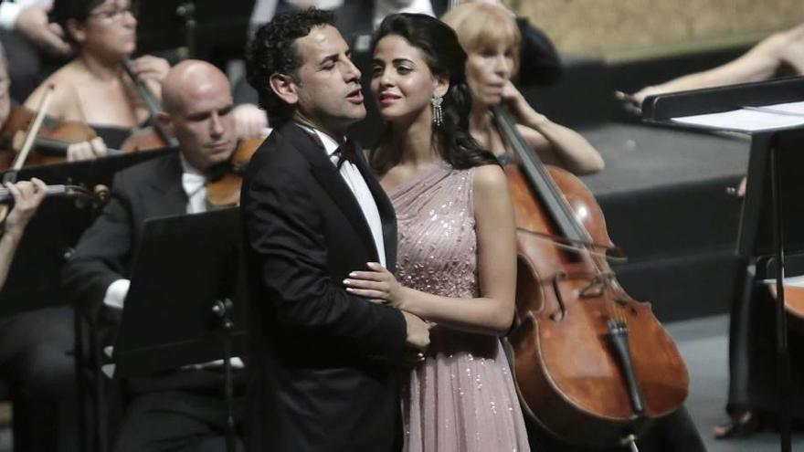 El tenor Juan Diego Flórez junto a la soprano Fatma Said, ayer, en el Auditòrium de Palma.