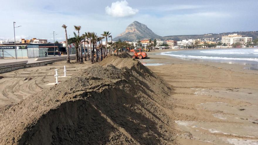 Xàbia levanta de nuevo un dique de arena en su playa para frenar el temporal