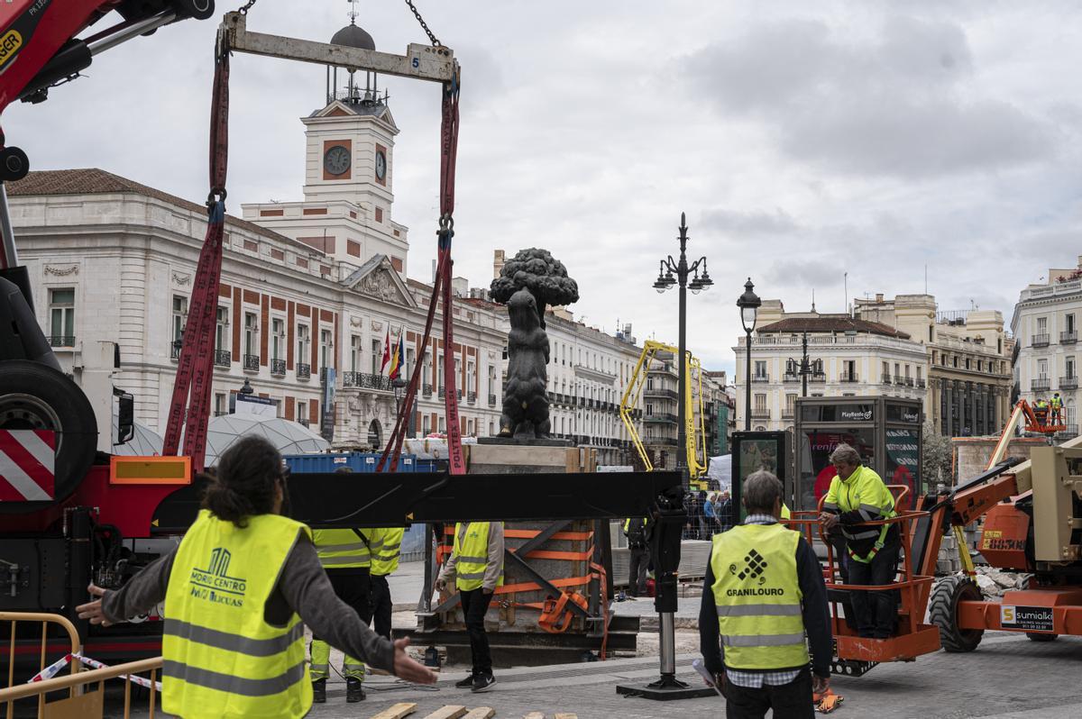El viernes 24 de marzo la estatua del Oso y el Madroño fue trasladada su nueva ubicación en el marco de las obras de remodelación de la Puerta del Sol.