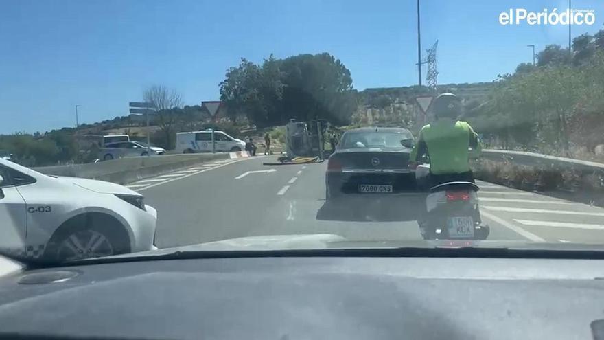 Un camión cisterna volcado en la rotonda de la carretera de 