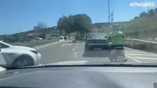 Un camión cisterna volcado en la rotonda de la carretera de Casar de Cáceres provoca un gran atasco en la Ronda Norte