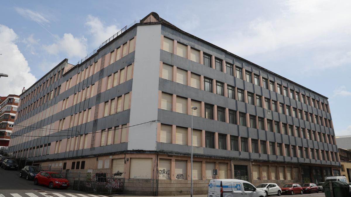 Edificio en Jacinto Benavente, sin uso