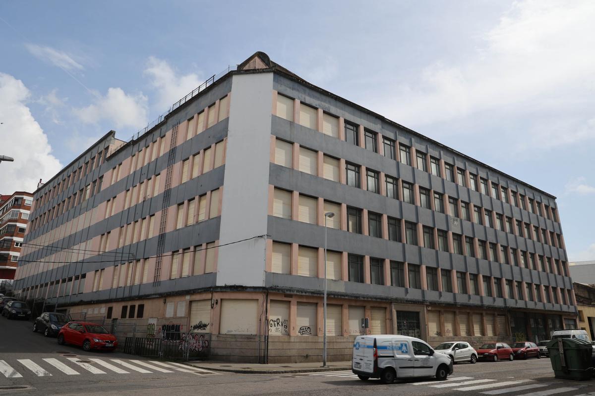 Edificio en Jacinto Benavente, sin uso