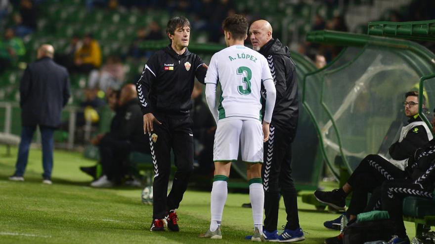 Pacheta da instrucciones a Andoni antes de su cambio.