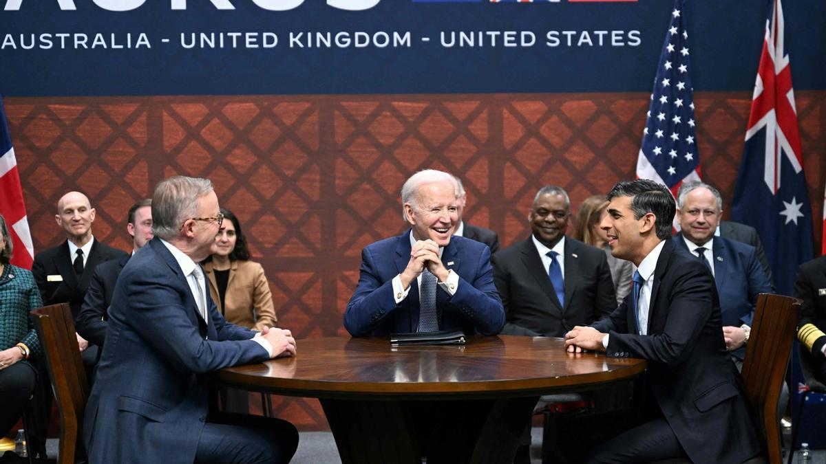El primer ministro de Australia, Anthony Albanese; el presidente de EEUU, Joe Biden, y el primer ministro del Reino Unido, Rishi Sunak, durante su encuentro en la base Point Loma de San Diego, este lunes.