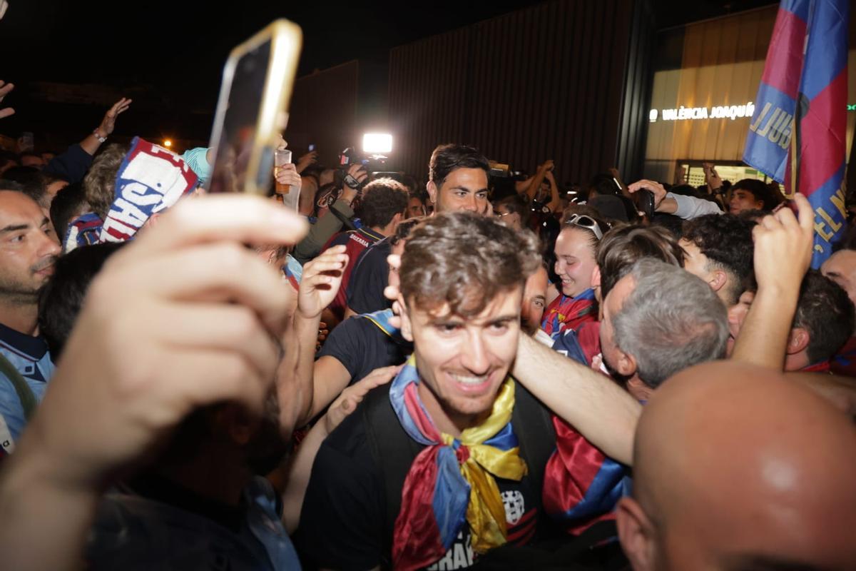 El Levante UD llega a València tras conseguir el ascenso en Burgos