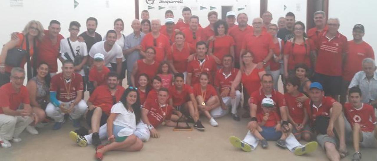 Los campeones junto a los aficionados desplazados y el trofeo acreditativo.