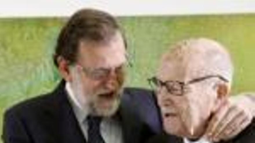 Rajoy, abraçant ahir Fernández Albor.