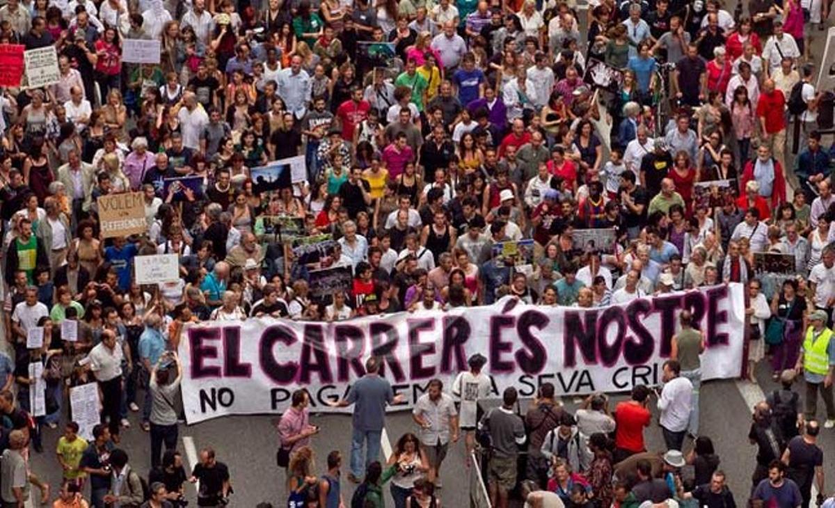 La marxa va ser encapçalada per desenes d’indignats anònims que es van turnar per portar la pancarta que obria la manifestació a favor del moviment 15-M amb el lema ’El carrer és nostre’.