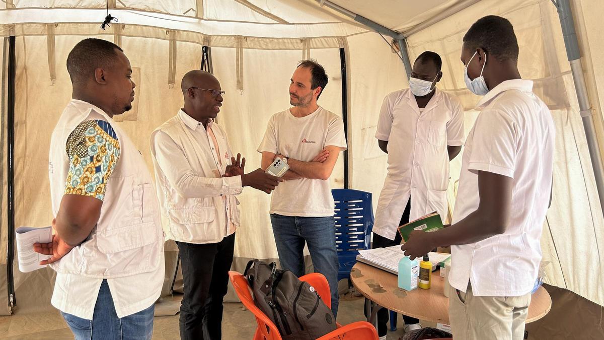 Christos Christou, presidente internacional de MSF, en un campo de refugiados