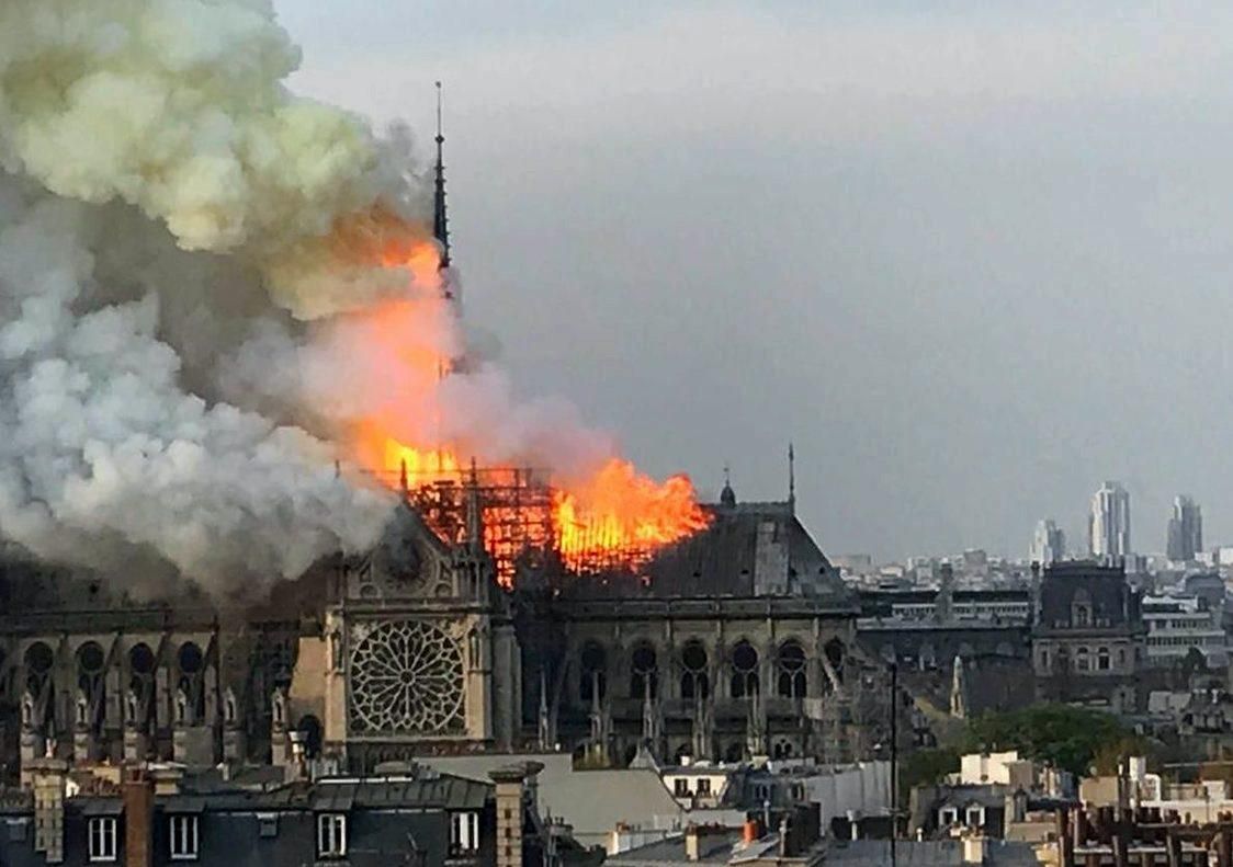 Incendio en la Catedral de Nôtre Dame