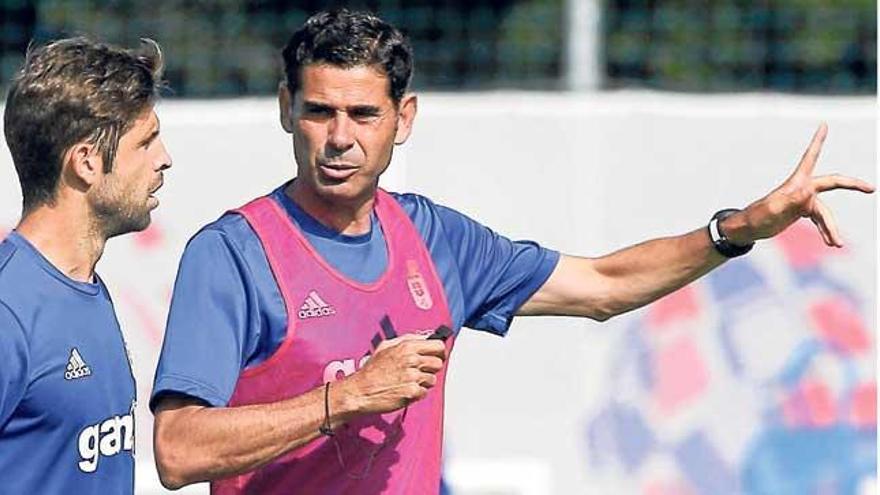 Hierro charla con David Fernández en un entrenamiento.