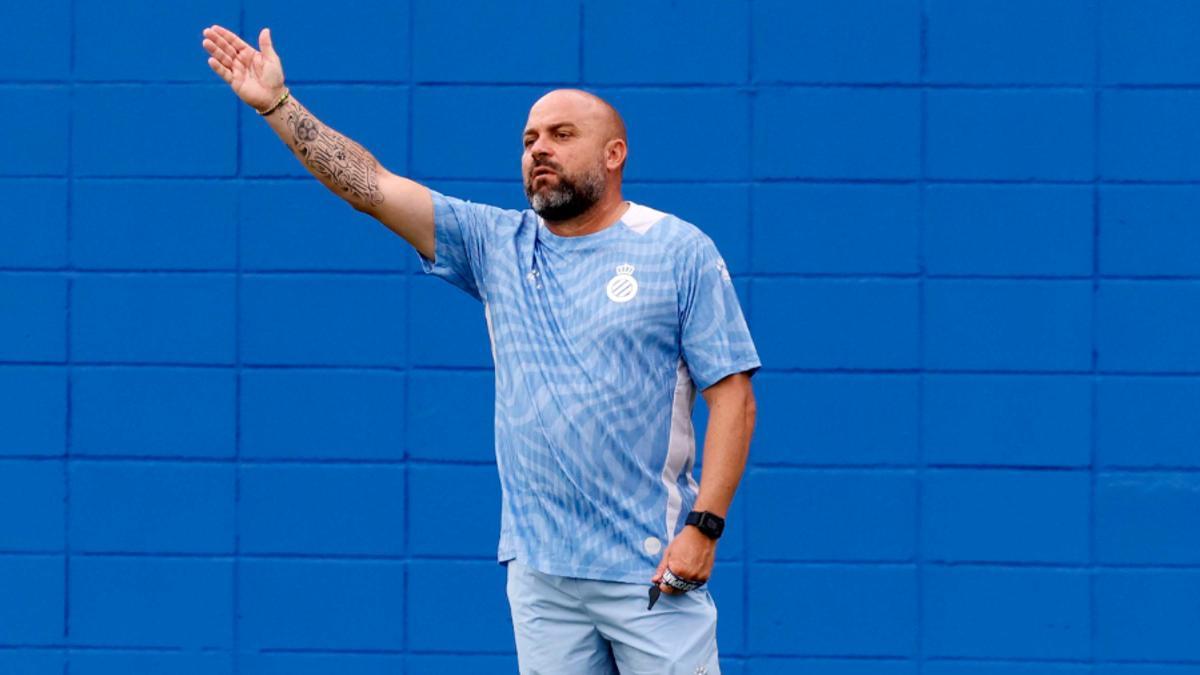 Manolo González dirige un entrenamiento