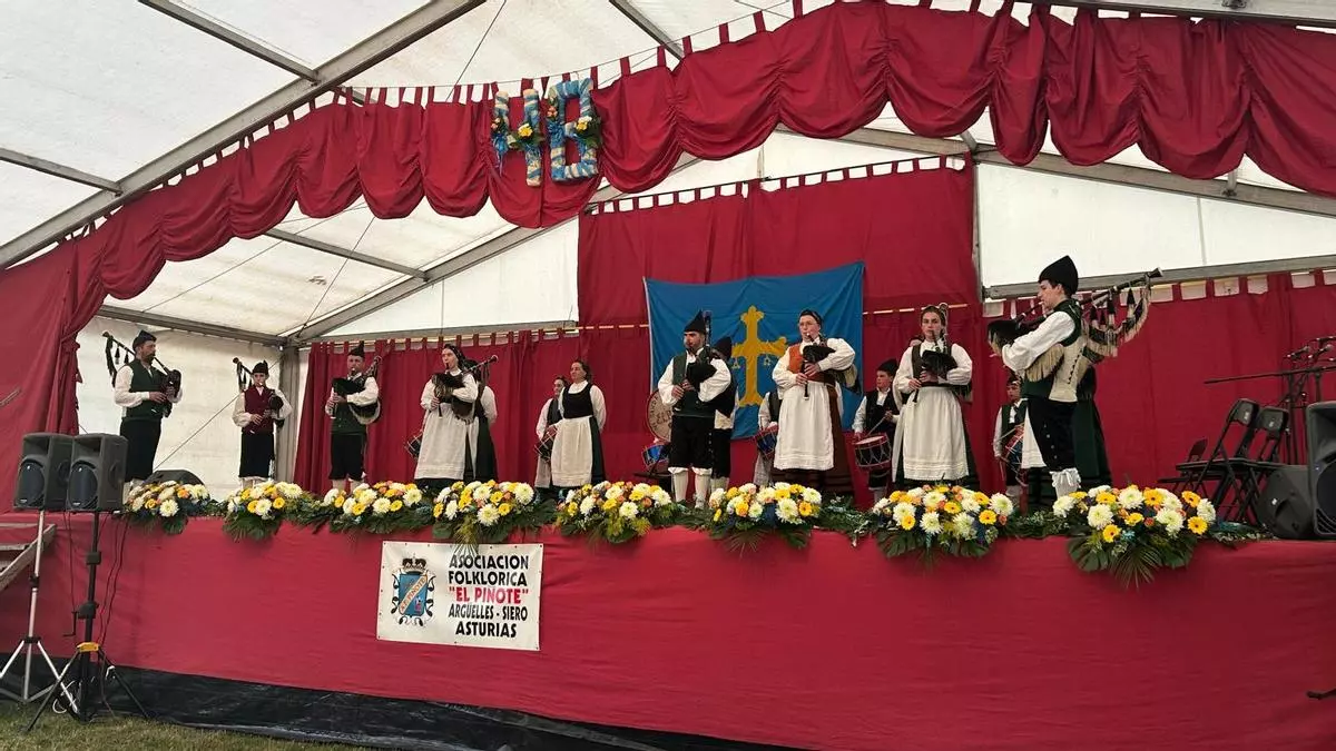Argüelles, capital del folclore en la fiesta del 48.º aniversario de la Asociación El Piñote: "Es ideal para la convivencia de culturas"