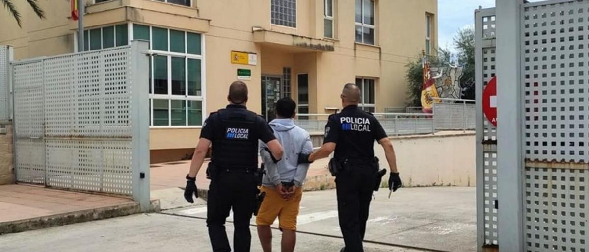Policías locales de Inca trasladan al detenido al cuartel de la Guardia Civil.