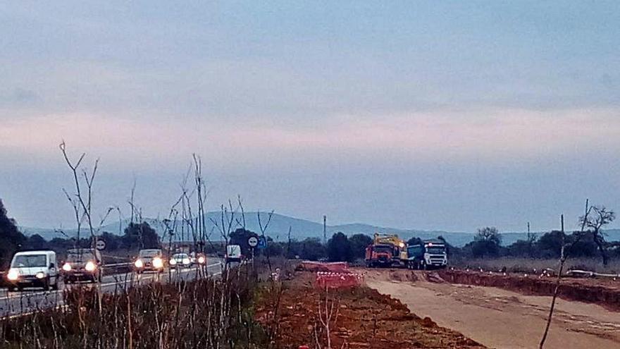 Las excavadoras trabajando para abrir la gran franja junto a la carretera a dos kilómetros de Campos.