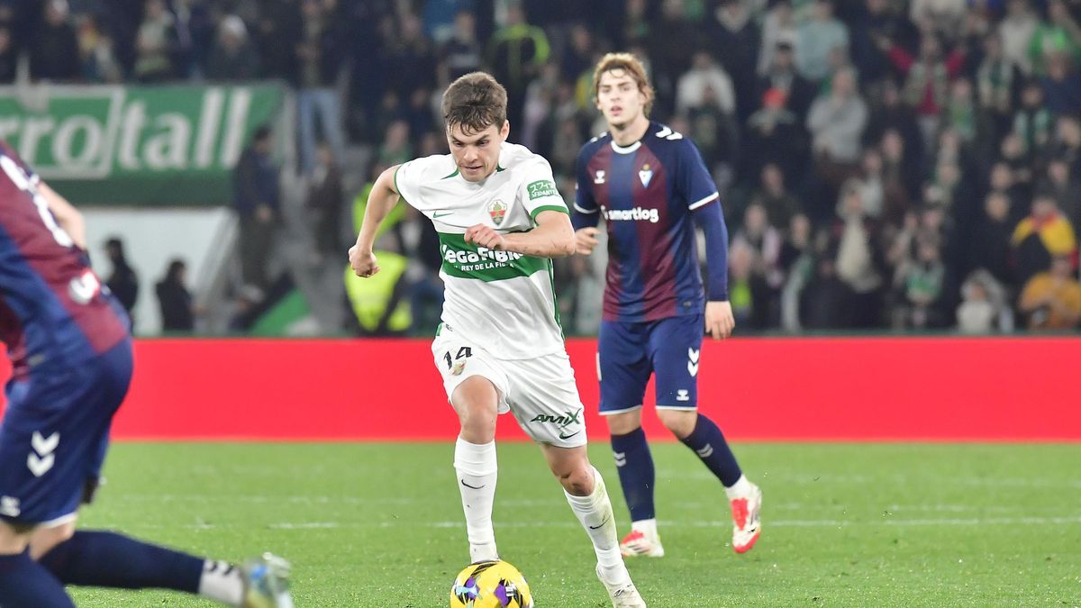 Febas conduce el balón ante el Eibar en el Martínez Valero.