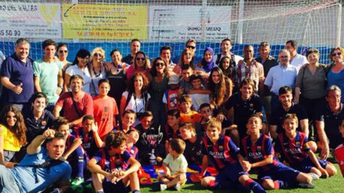 Jugadores, padres y técnicos del alevin B tras ganar el Torneig Albert Luque en Terrassa