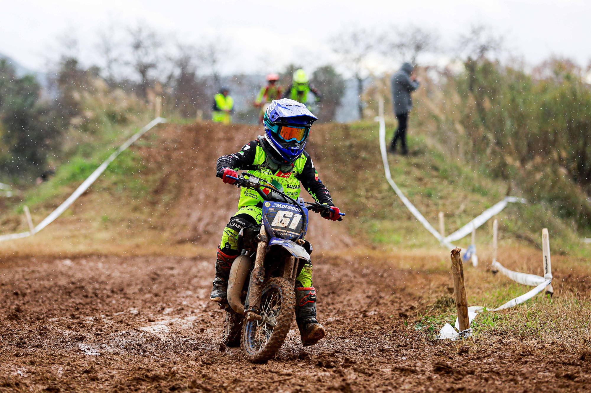 Motocross en Ibiza: el arte de pilotar sobre el barrizal