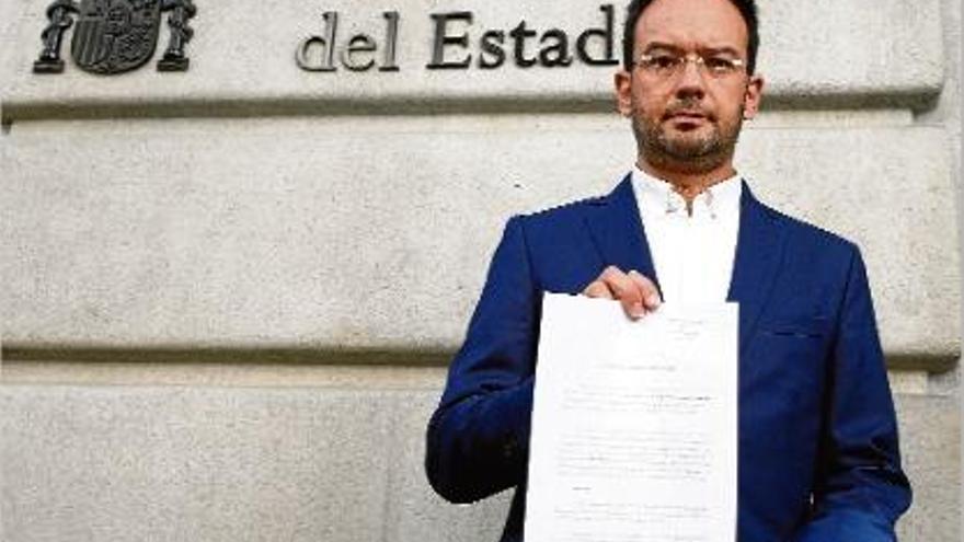 Antonio Hernando mostra la denúncia del PSOE contra el ministre per reunir-se amb?Rato.
