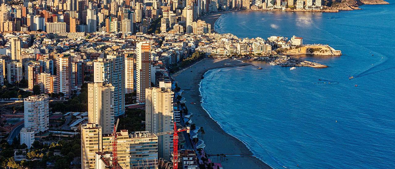 Benidorm, la capital turística de la Costa Blanca, donde la actividad inmobiliaria se está recuperando. | DAVID REVENGA