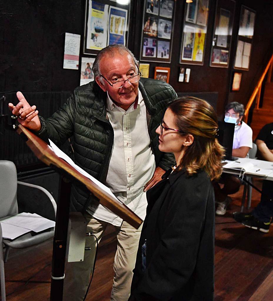 Fernández dirige una prueba de voz en Casa Hamlet.   | // VÍCTOR ECHAVE