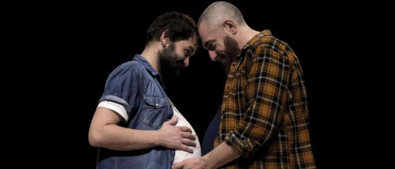 Aitor Pérez y Raúl Camino en una escena de la obra que se representa hoy en Cangas. | EL MONO HABITADO