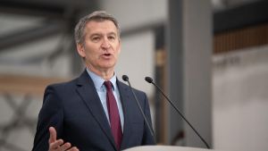 El presidente del Partido Popular, Alberto Núñez Feijóo, interviene ante los medios de comunicación durante una visita a la empresa Medgon, a 6 de febrero de 2025, en Carrión de los Condes, Palencia, Castilla y León (España). Durante su visita, Feijóo ha