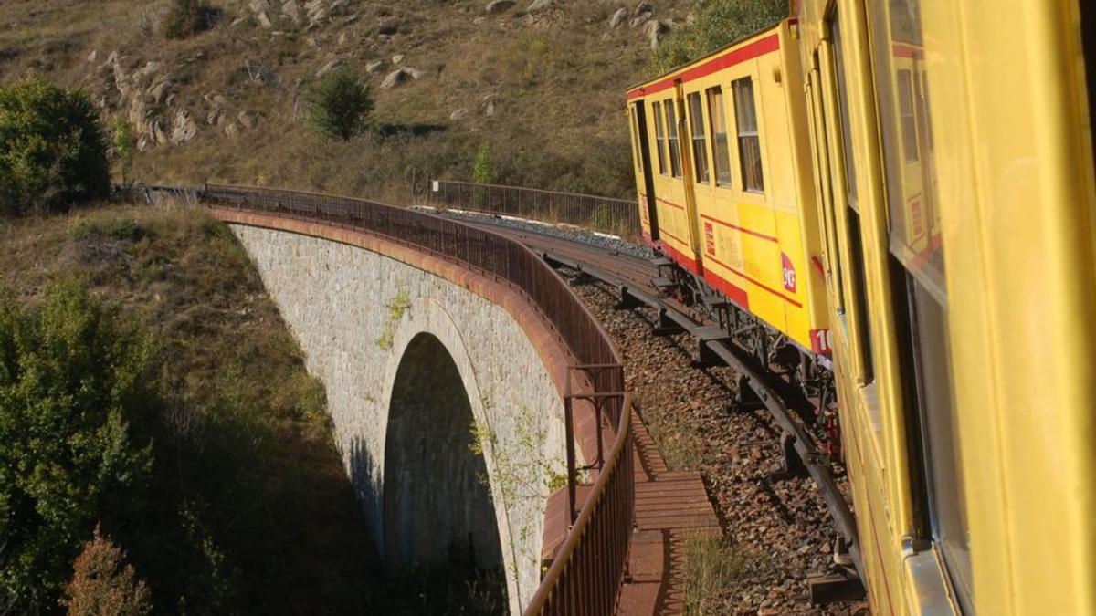 El Tren Groc, en un dels trams per la Cerdanya. | MIQUEL SPA