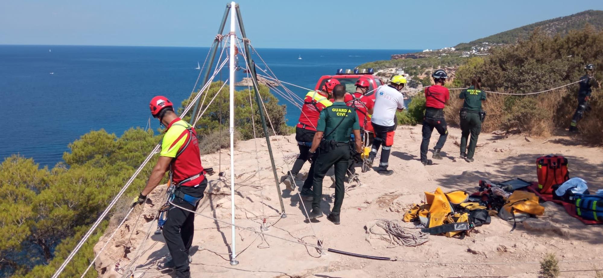 Herido grave un hombre al caer de una altura de 12 metros en Ibiza.