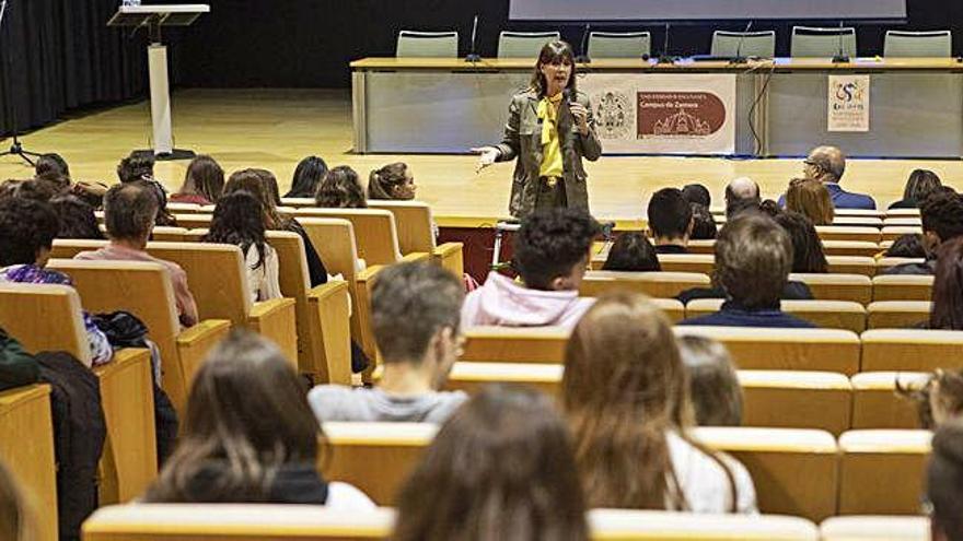 La directora de cine, Mabel Lozano, se dirige a los alumnos tras ver el documental &quot;Chicas nuevas 24 horas&quot;, en el salón de actos del Campus Viriato.