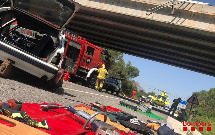 Un cotxe cau del pont de la C-16 i va a parar al m