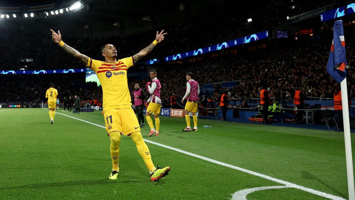 Raphinha, tras celebrar con un baile a lo Ronaldinho, el 2-2 del Barça al PSG en el Parque de los Príncipes.