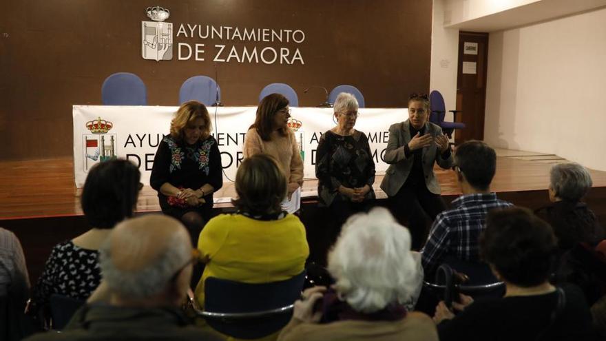 Charla de la concejala, Carmen Álvarez, en La Alhóndiga.