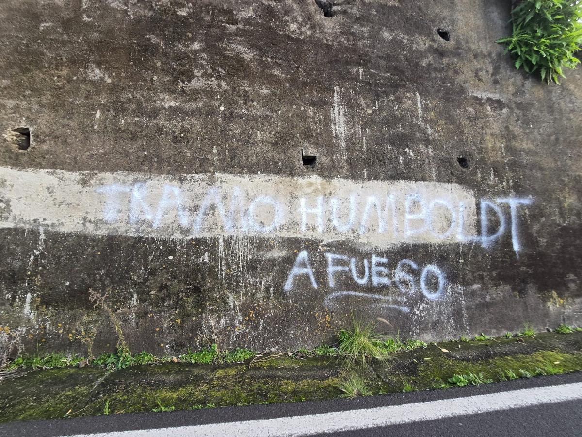 Pintada que incita a las carreras ilegales en un muro del entorno de Humboldt