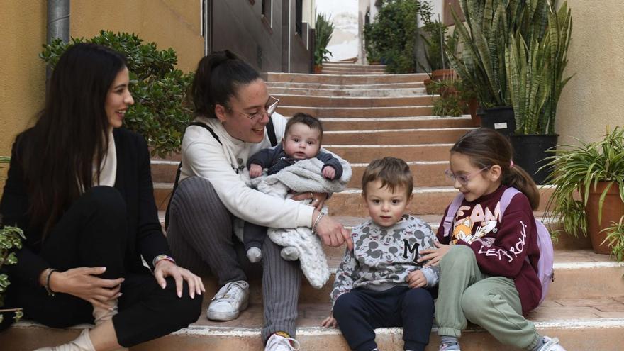 Inés Palazón junto a Cristina Pérez y sus hijos Leo, Diego y Elisabet en Ulea.