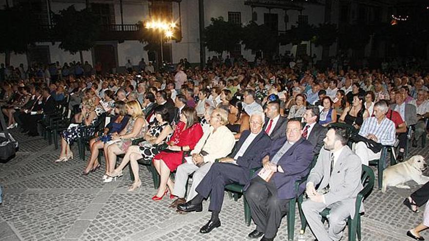 Público asistente al pregón de las Fiestas del Pino a cargo José Regidor, rector de la ULPGC. i I. DEL ROSARIO