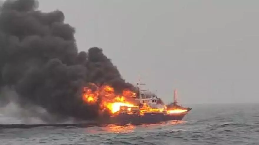 Remolcan el 'Nuevo San Juan' a puerto después de más de una semana a la deriva tras incendiarse
