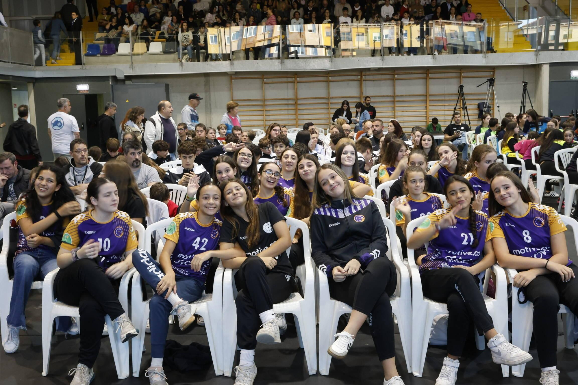 Carolina Marín recibe el cariño de medio millar de deportistas asturianos en Gijón y la visita sorpresa de Saúl Craviotto