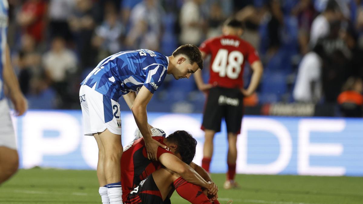 LEGANÉS (MADRID), 31/05/2026.- Jugadores del Leganés y del Mirandés a la finalización del partido de liga que han disputado este domingo en el estadio de Butarque. EFE/ Javier Lizón. SOLO USO EDITORIAL SOLO DISPONIBLE PARA ILUSTRAR LA NOTICIA QUE ACOMPAÑA (CRÉDITO OBLIGATORIO)