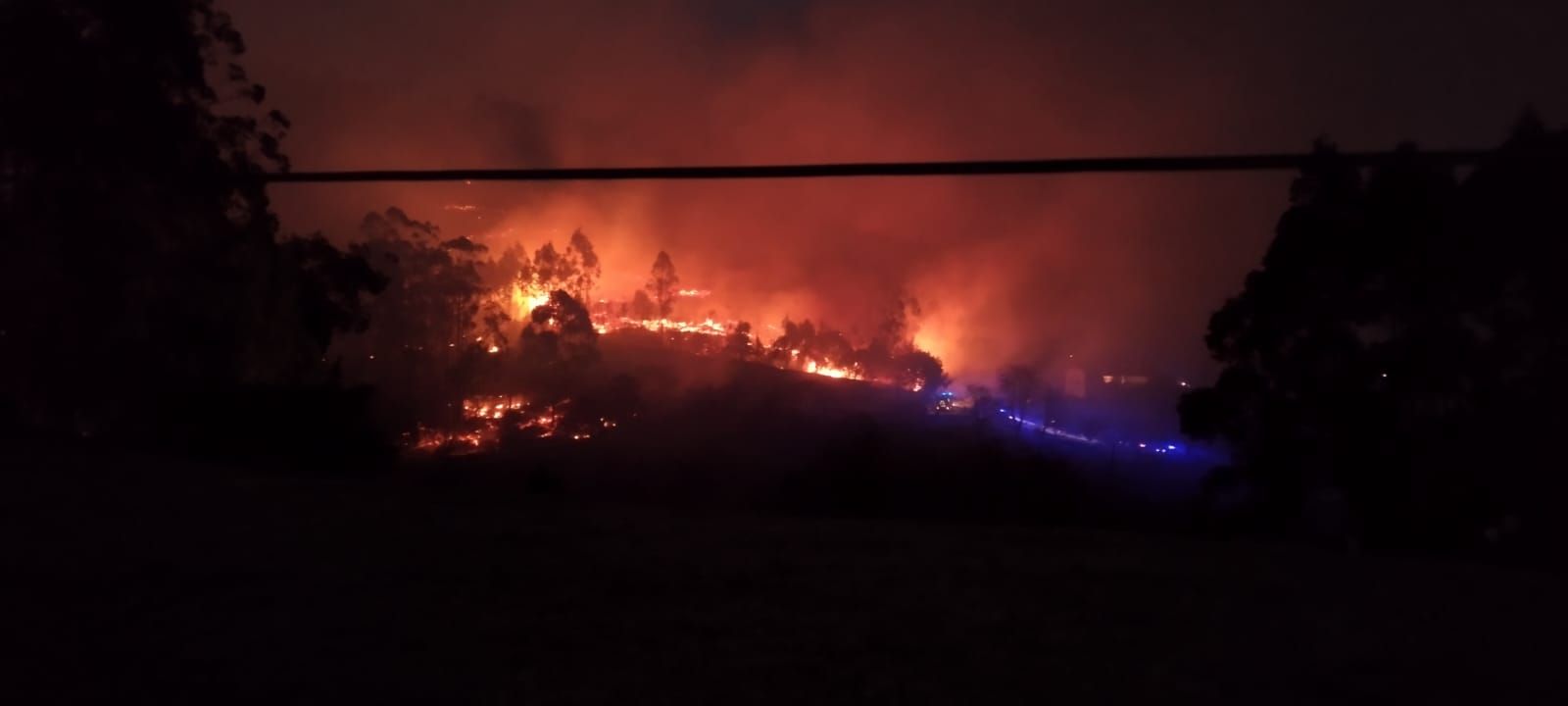 El fuego devora el monte de Santufirme, en Llanera