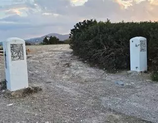 Rompen la barrera y arrancan señales en el mirador de s'Illa Grossa en Ibiza
