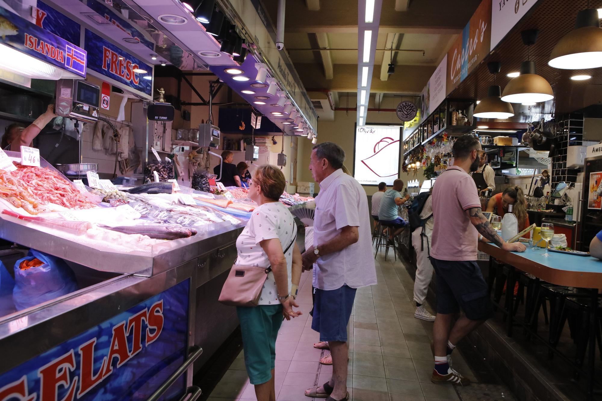 So sehen die Bars in der Fischhalle des Mercat de l'Olivar aus